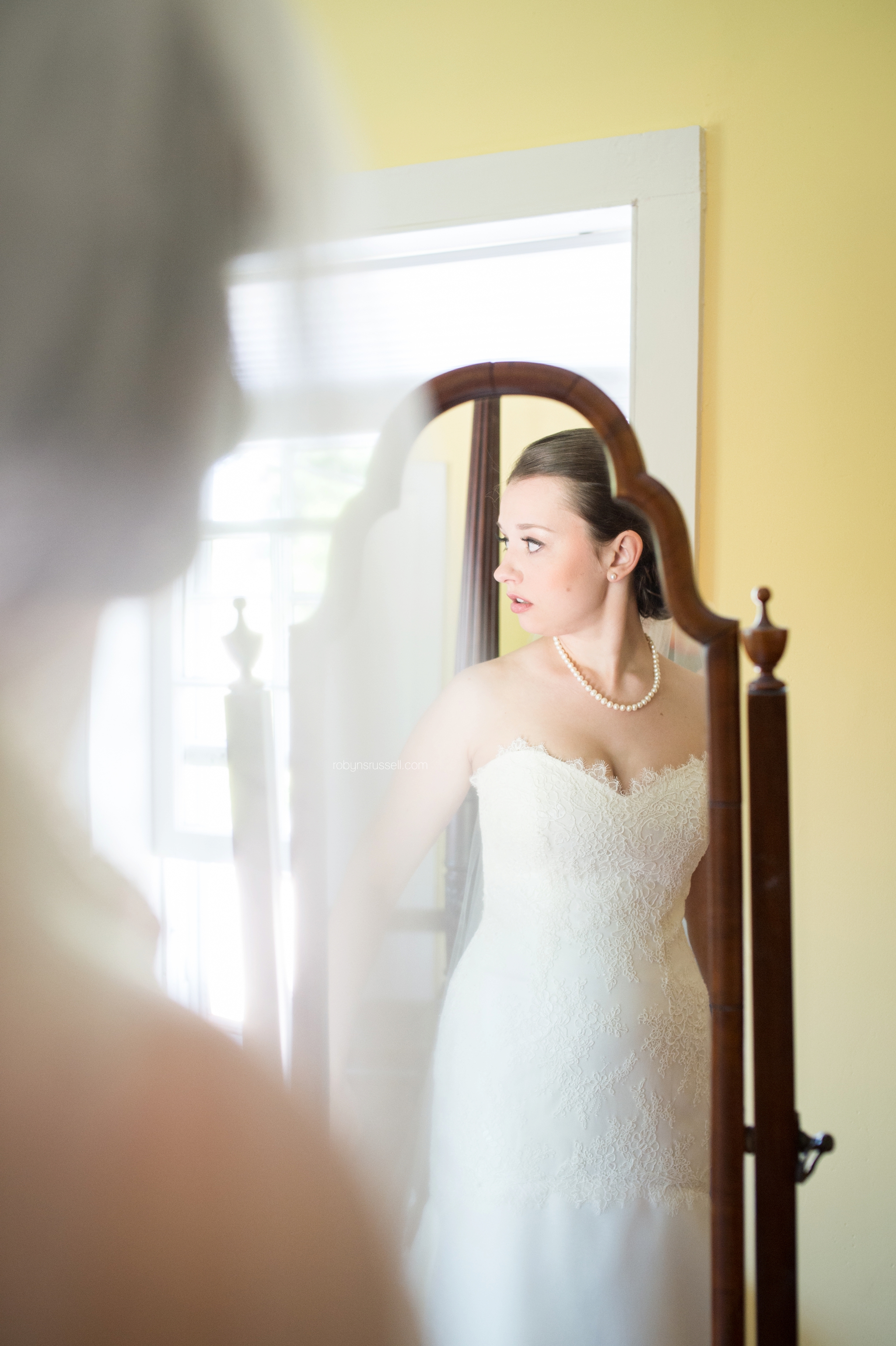 07-bride-in-the-mirror-in-jordan.jpg