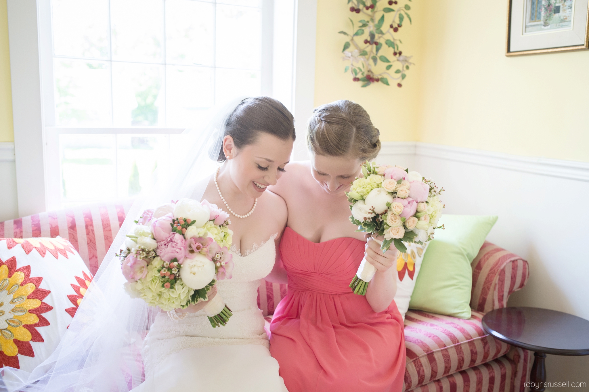 08-bride-and-maid-of-honour.jpg