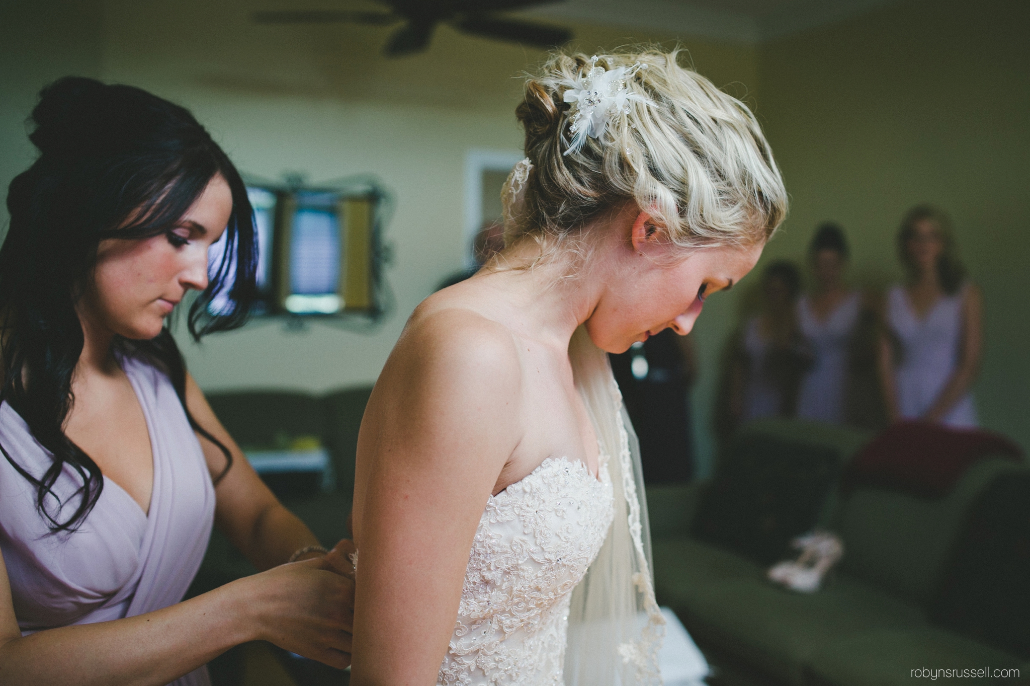 10-bride-and-maid-of-honour-get-ready-in-oakville.jpg