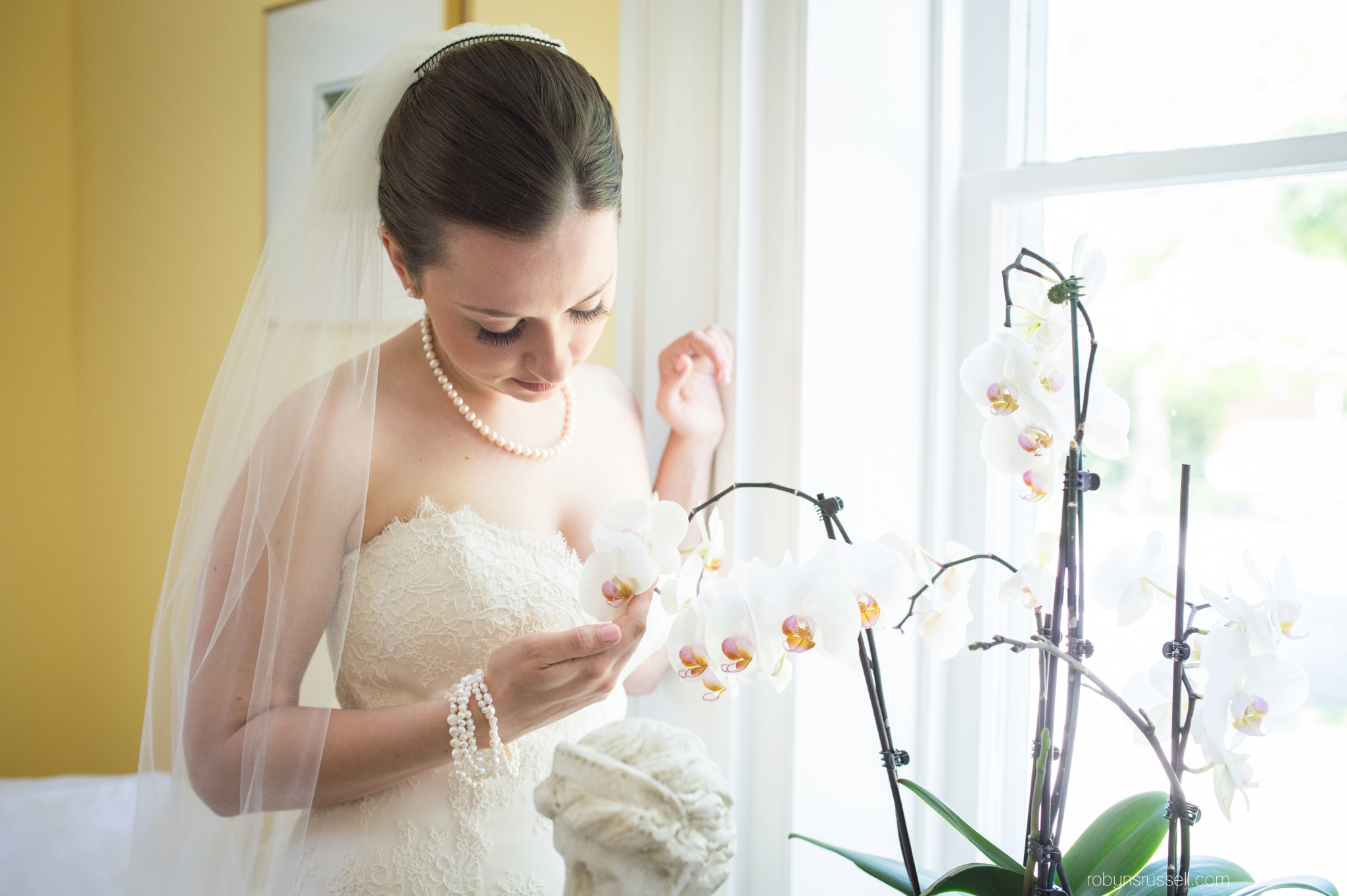 11-quiet-moment-for-bride-before-ceremony.jpg