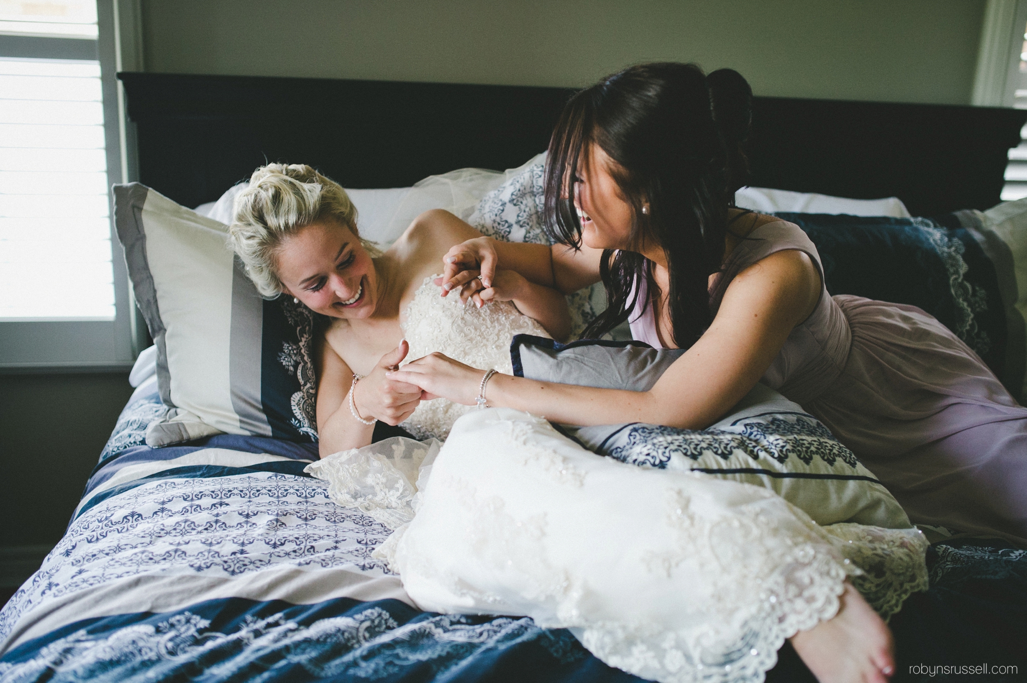 17-bride-and-sister-having-fun.jpg