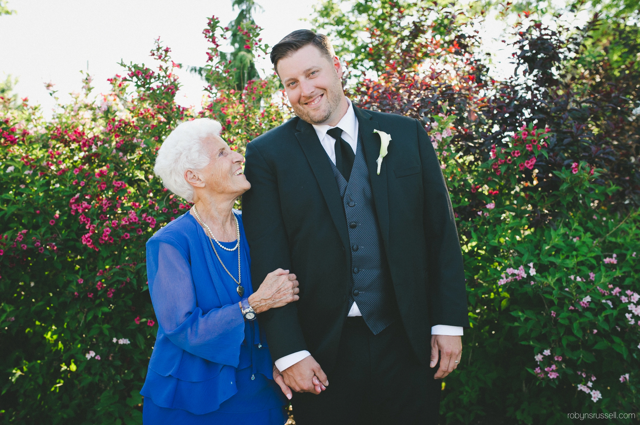 30-groom-with-grandmother-on-wedding-day.jpg