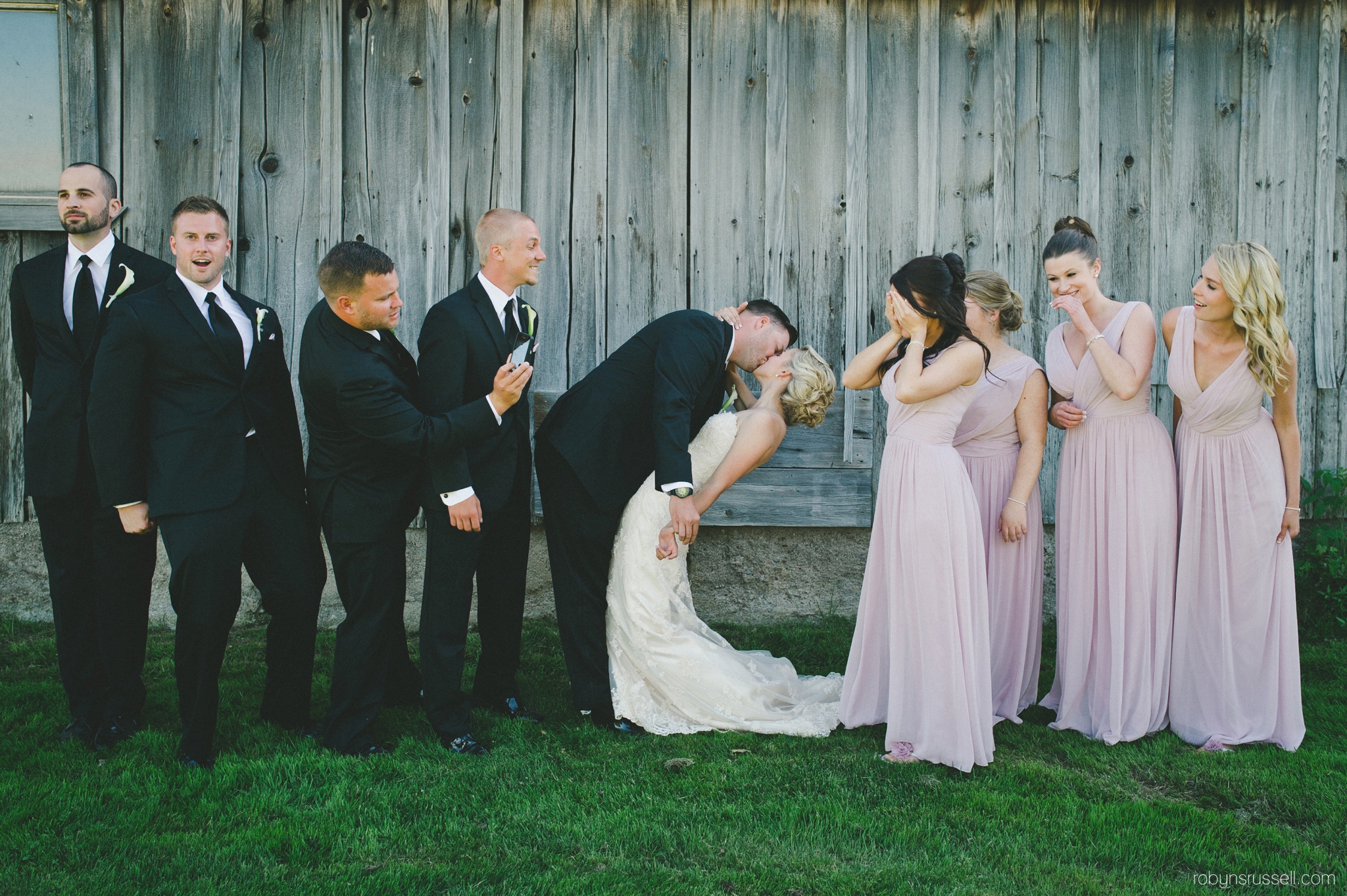 40-bridal-party-kissing-pipers-heath.jpg