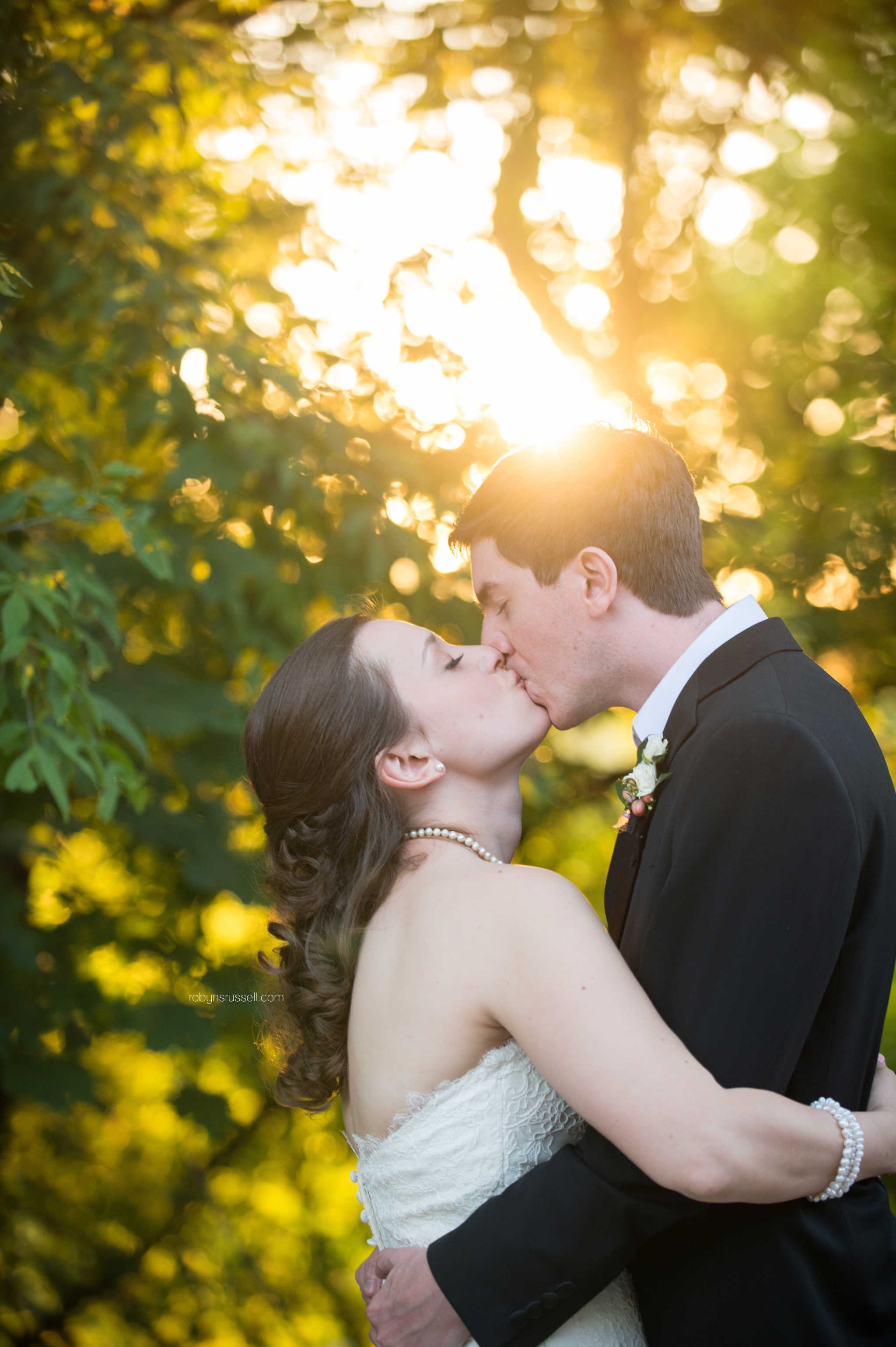 44-bride-and-groom-couple-kissing-by-sunset-niagara-wedding-photographer.jpg