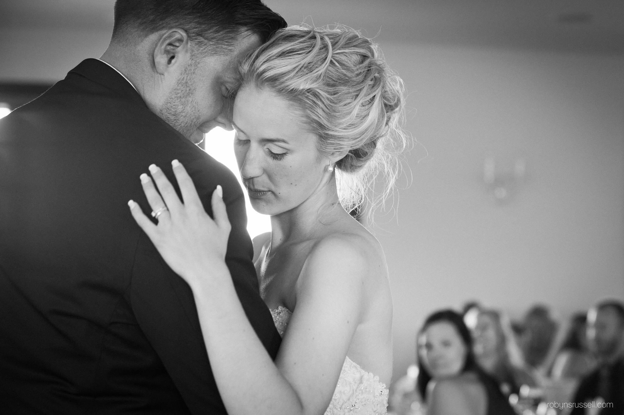 48-bride-and-groom-first-dance-oakville-photographer.jpg