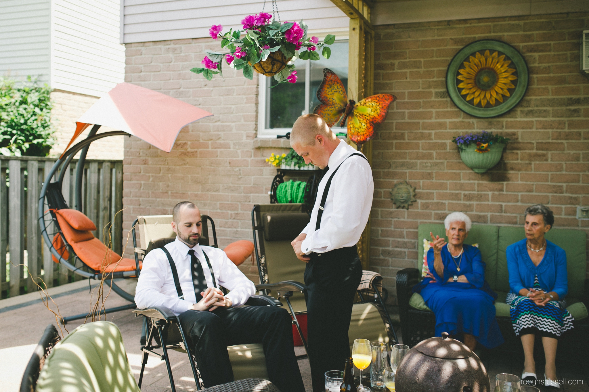 5-photojournalistic-shot-of-groomsmen-relaxing.jpg