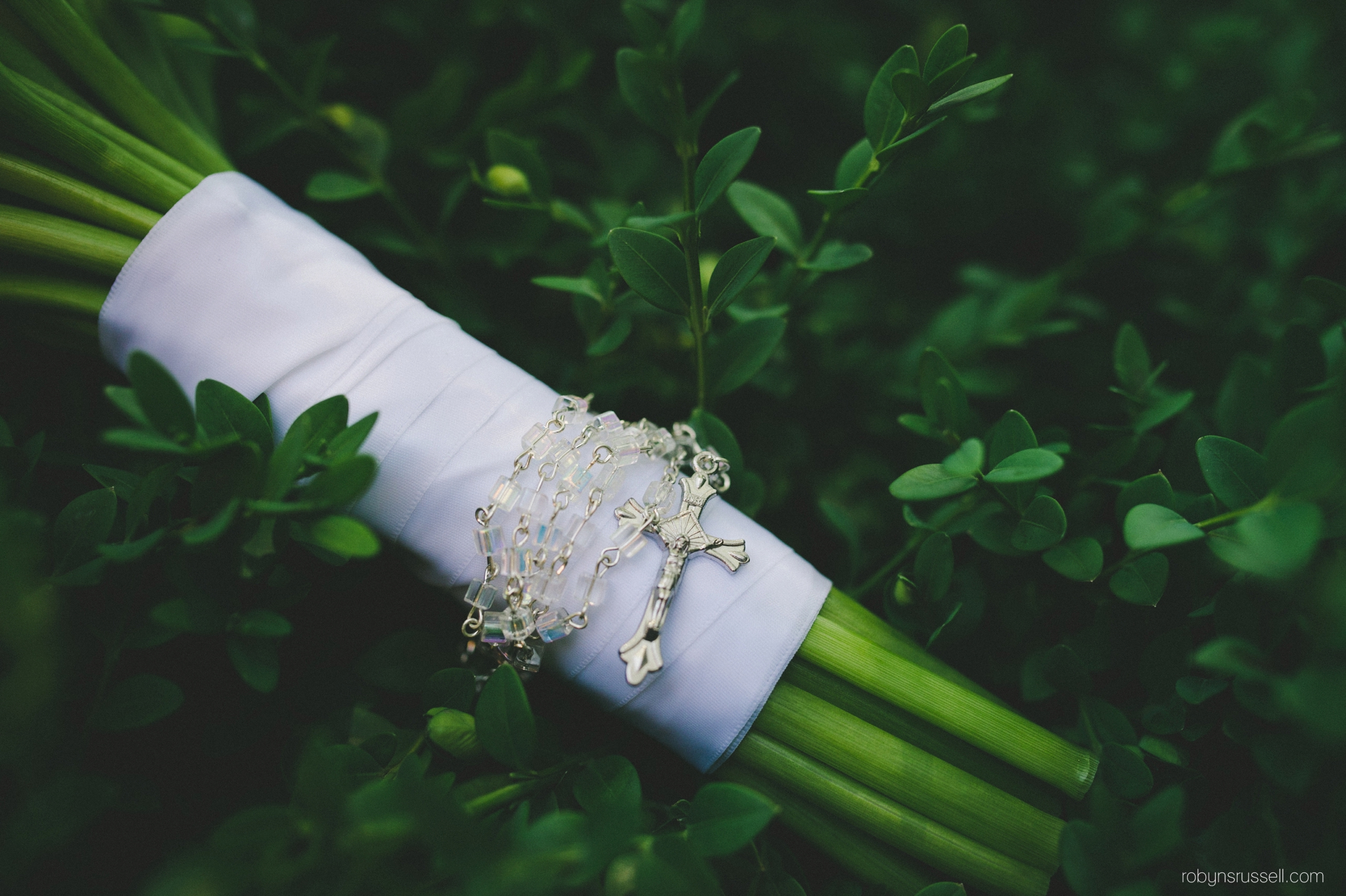 59-religious-cross-on-bridal-bouquet.jpg