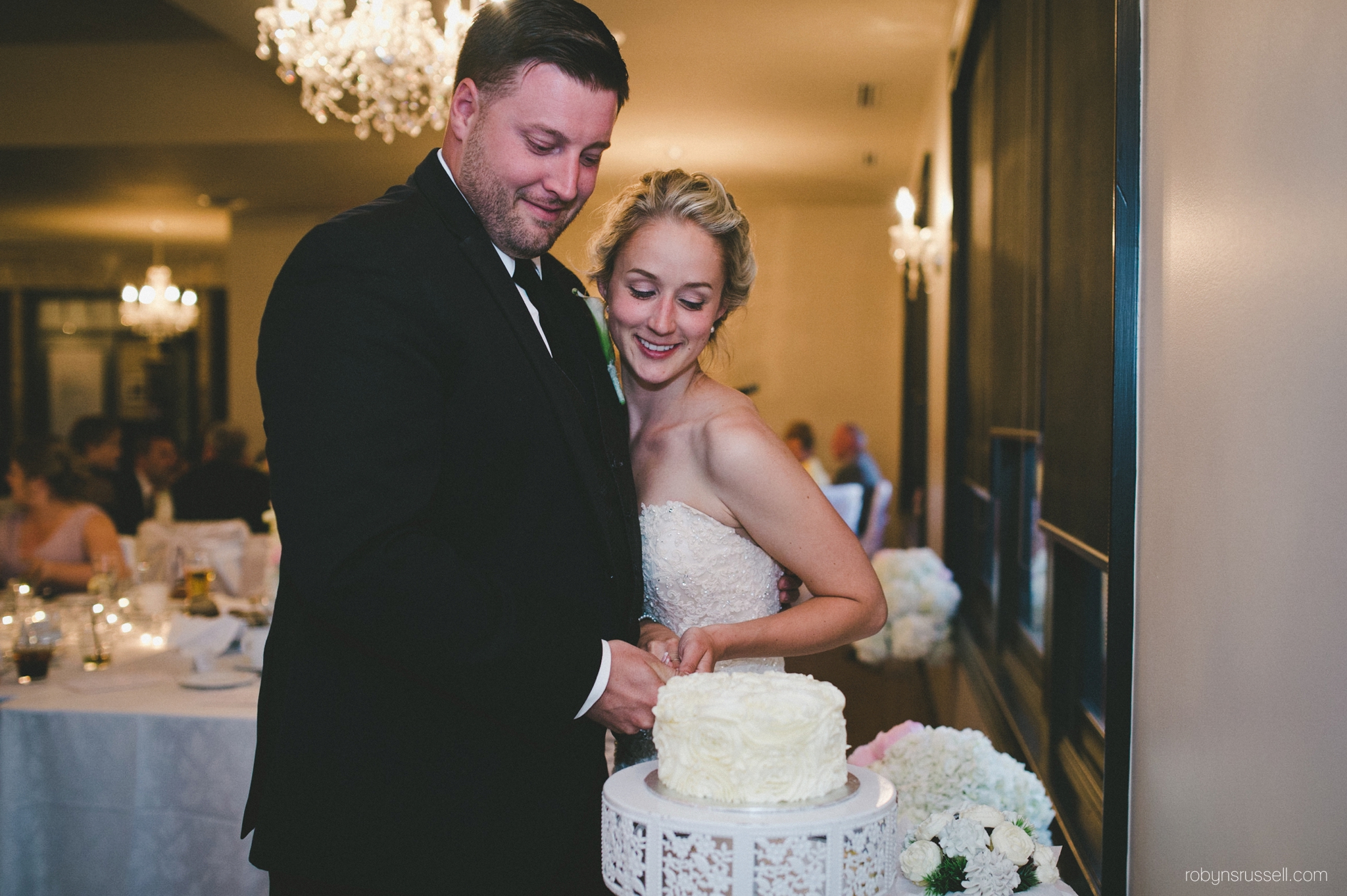 61-bride-and-groom-cut-wedding-cake-pipers-heath.jpg
