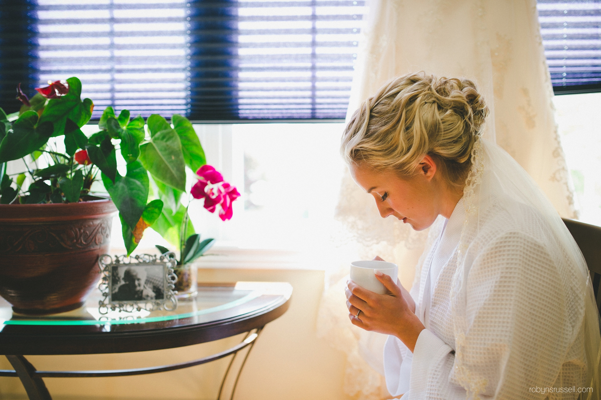 8-bride-drinking-tea-on-wedding-day.jpg