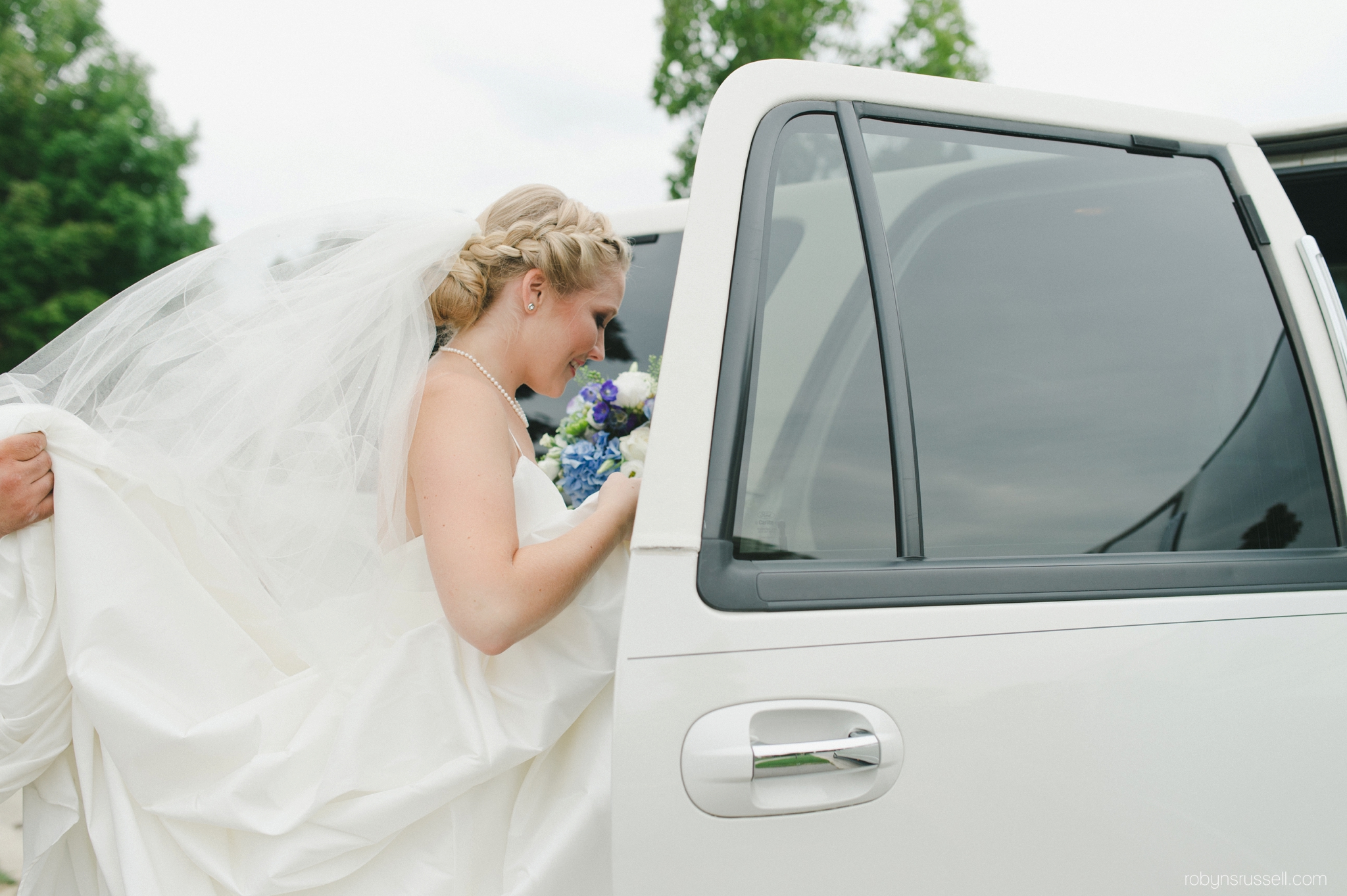 0111-bride-getting-in-limo.jpg