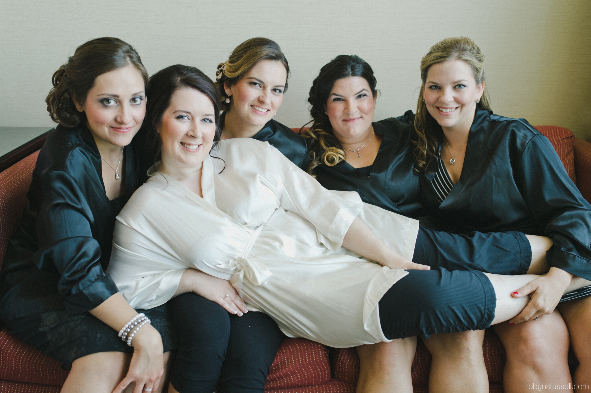 02-bride-and-bridesmaids-in-niagara-hotel.jpg