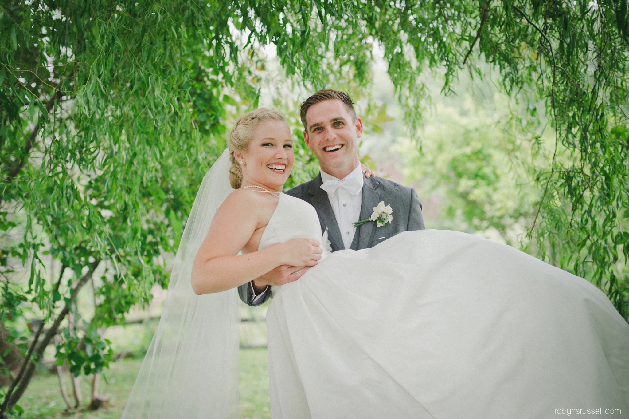 0498-bride-and-groom-in-love-kurtz-orchard.jpg