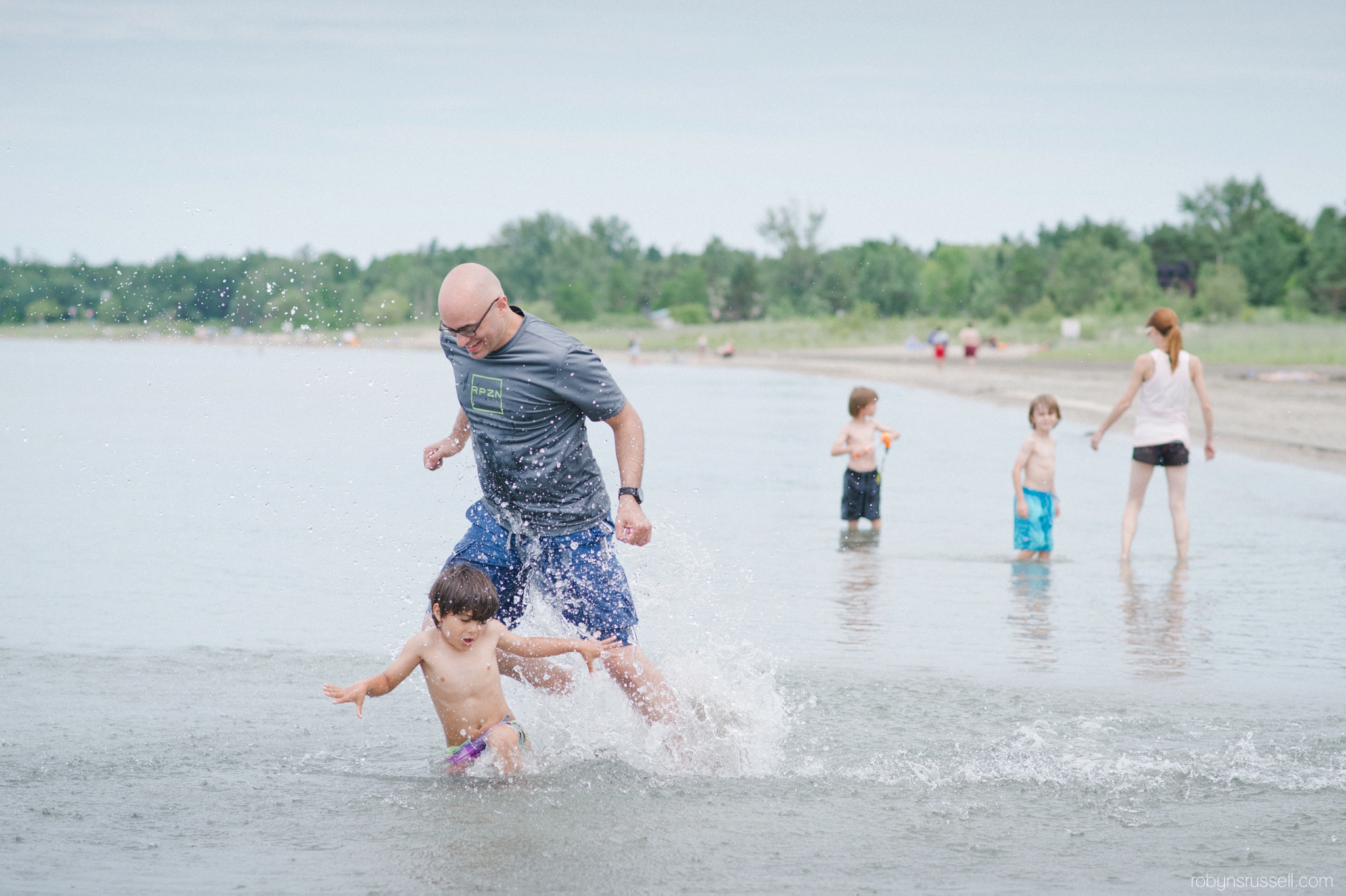 05-dad-chasing-kids-in-water-collingwood.jpg