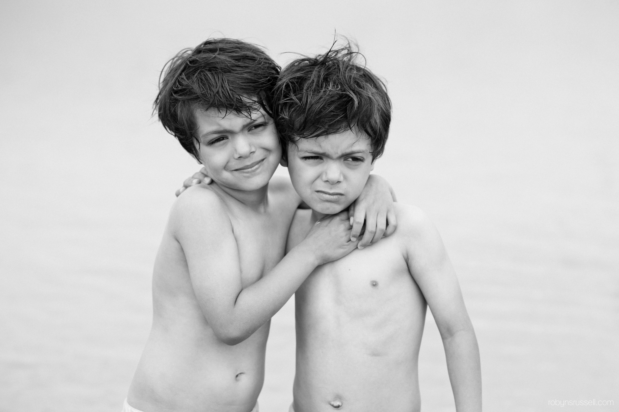 07-twins-black-and-white-portrait-beach.jpg