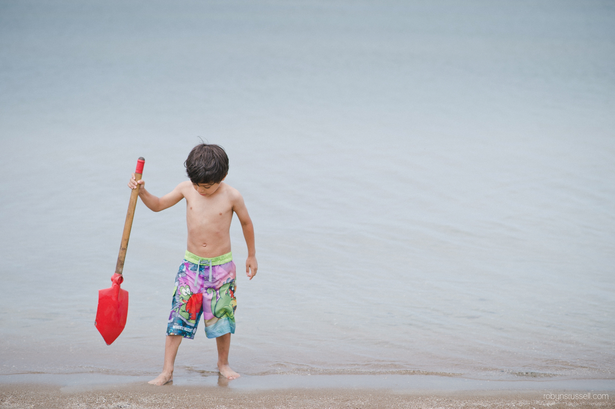 10-boy-with-shovel-at-beach-colllingwood.jpg