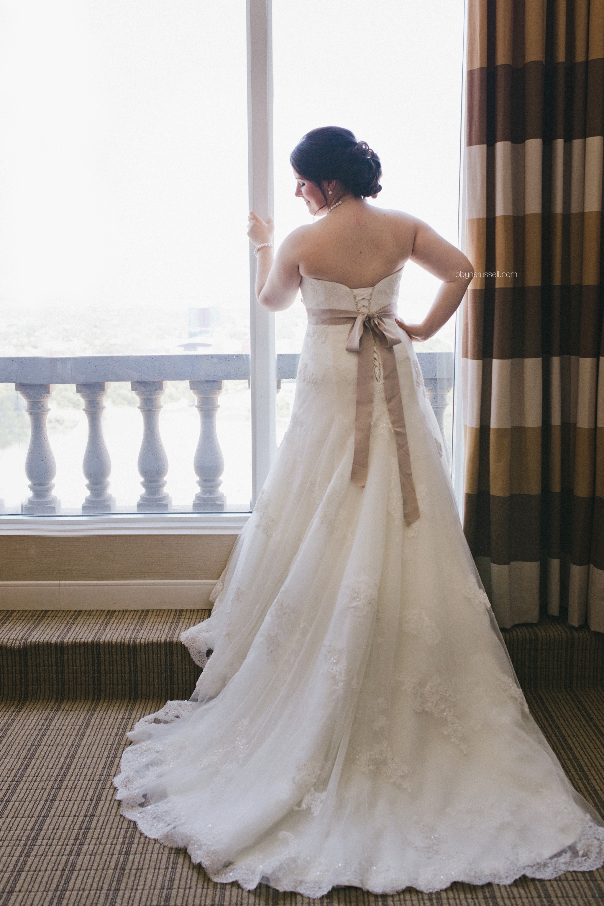 11-stunning-back-of-brides-wedding-dress.jpg