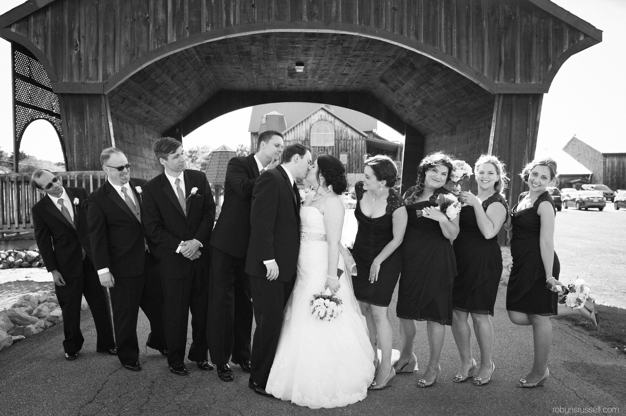 25-bride-and-groom-kissing-under-bridge.jpg