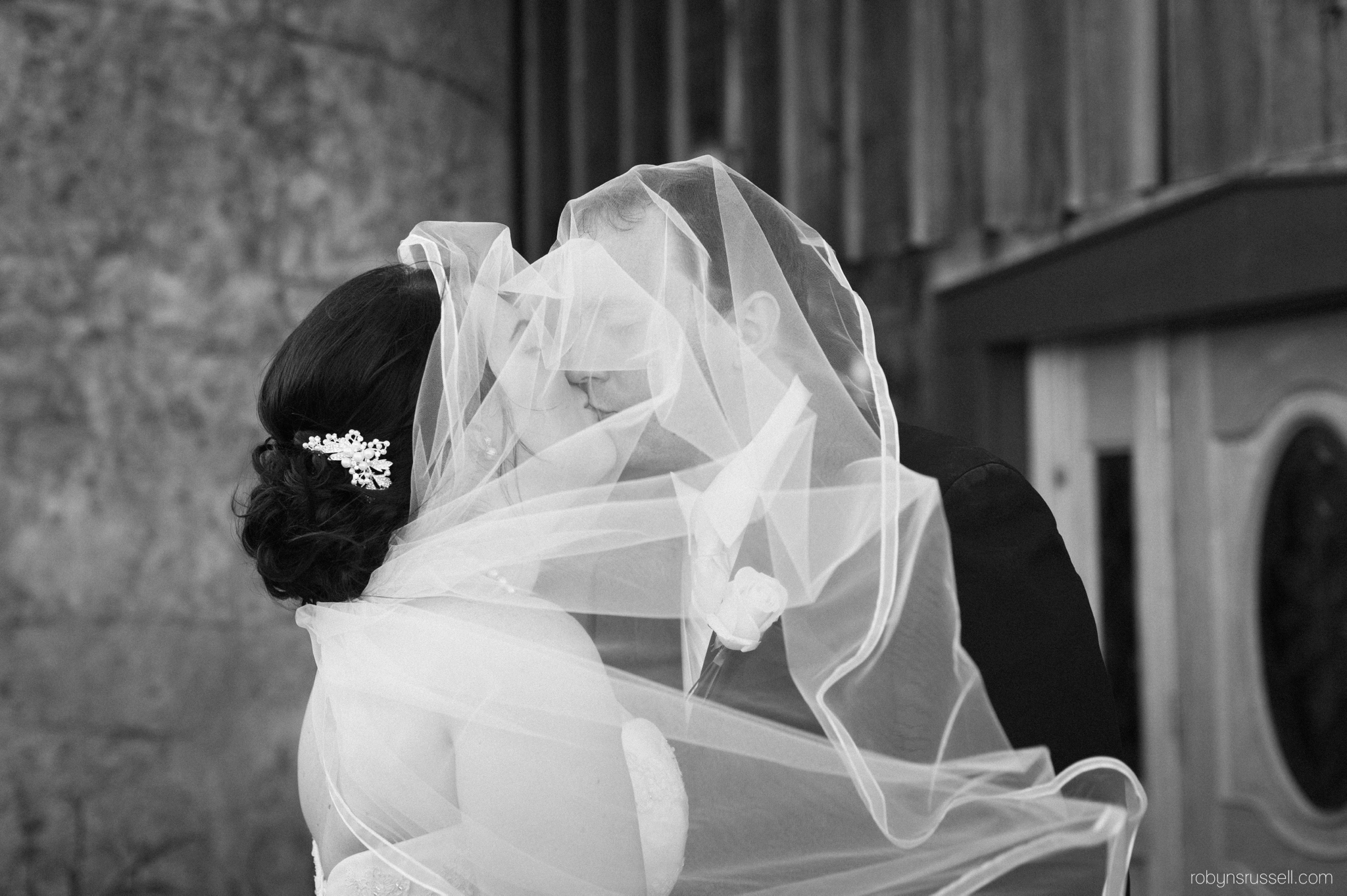 32-bride-and-groom-dramatic-wedding-portrait.jpg