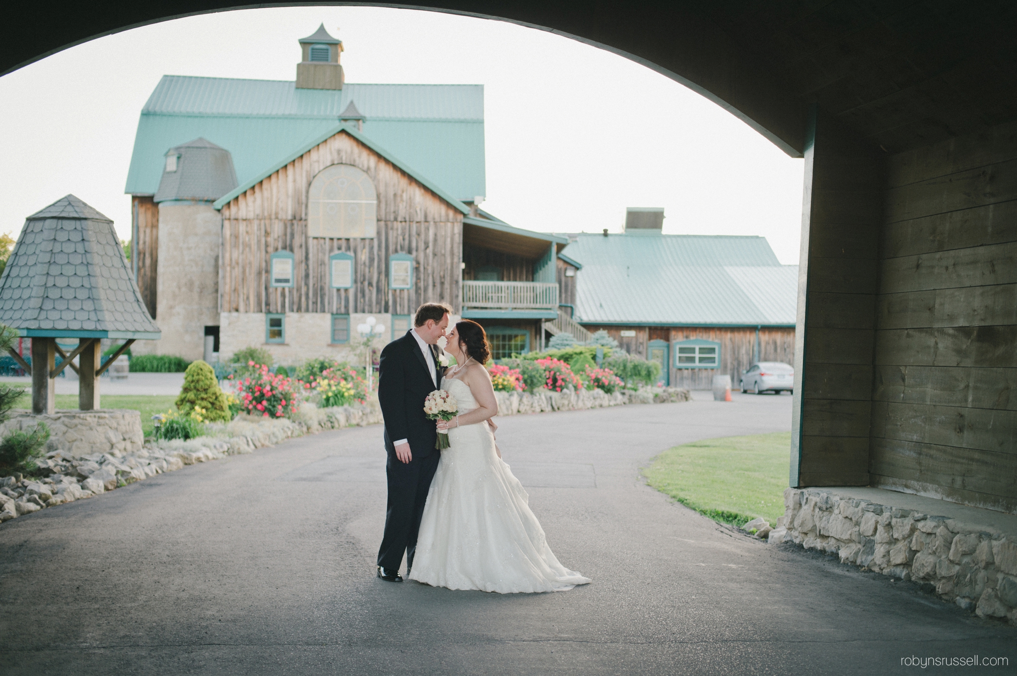 36-bride-and-groom-kissing-under-hernder-bridge.jpg