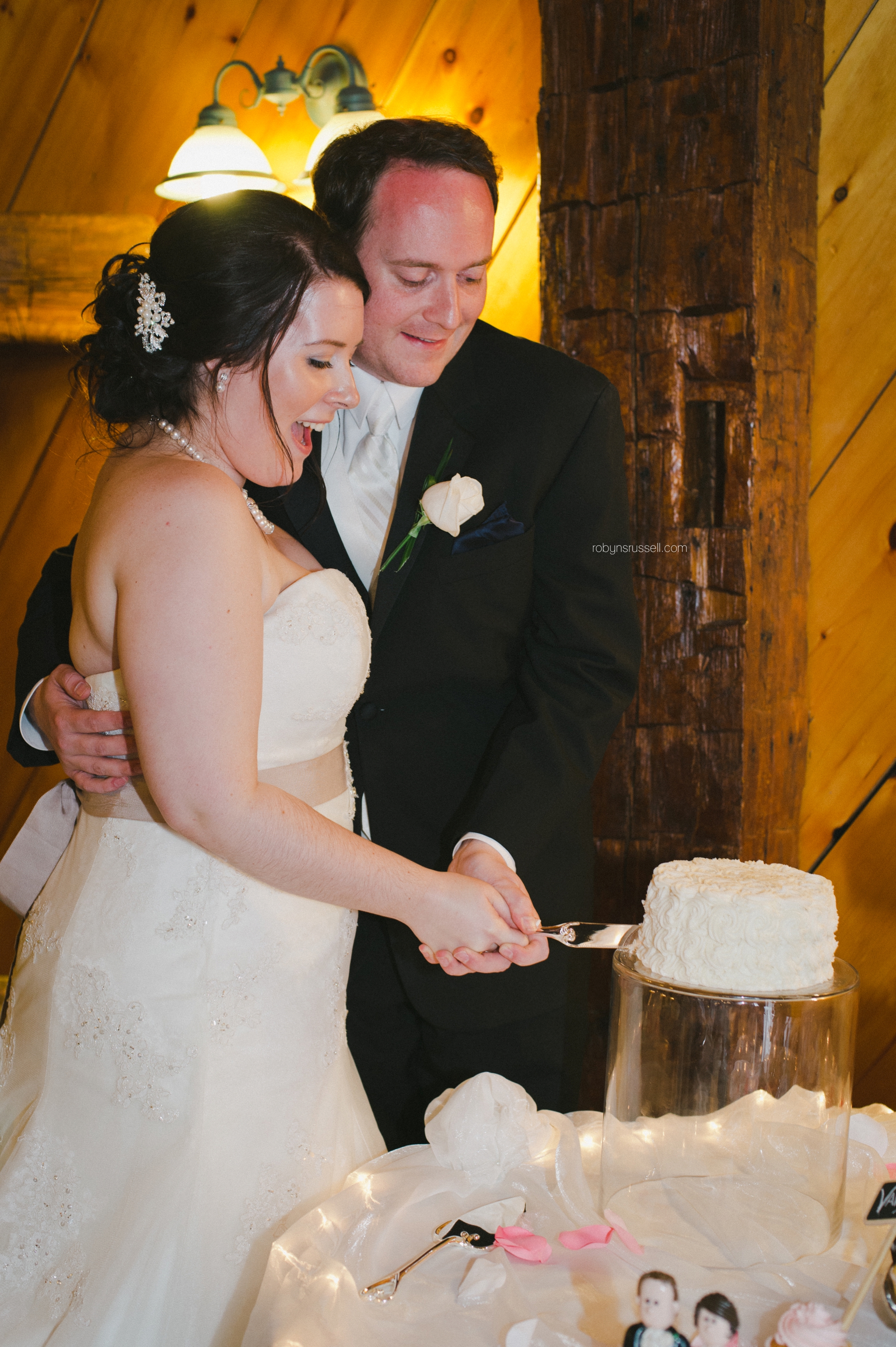 48-bride-and-groom-cut-cake.jpg