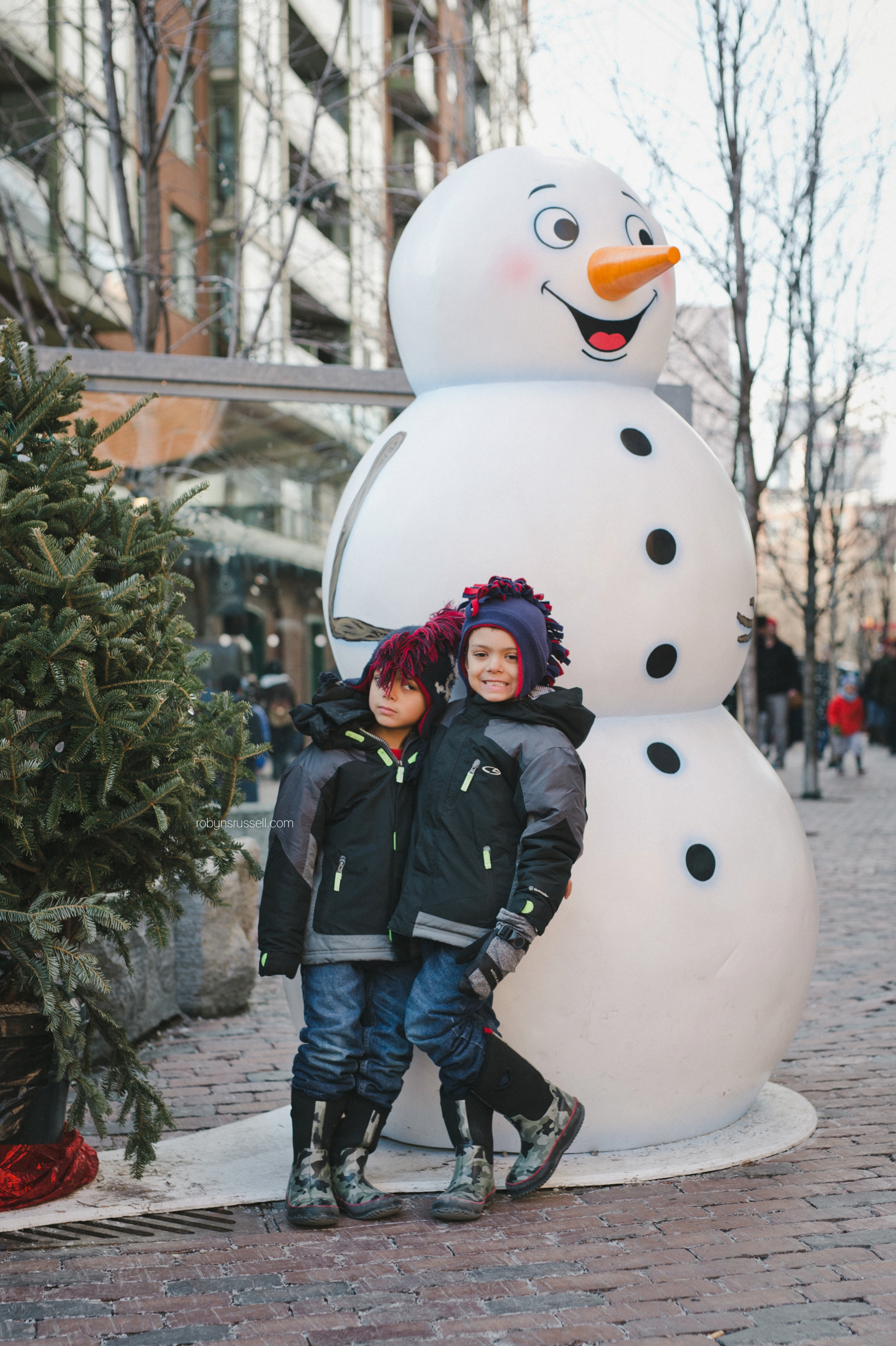 17-twin-boys-posing-in-front-of-snowman.jpg