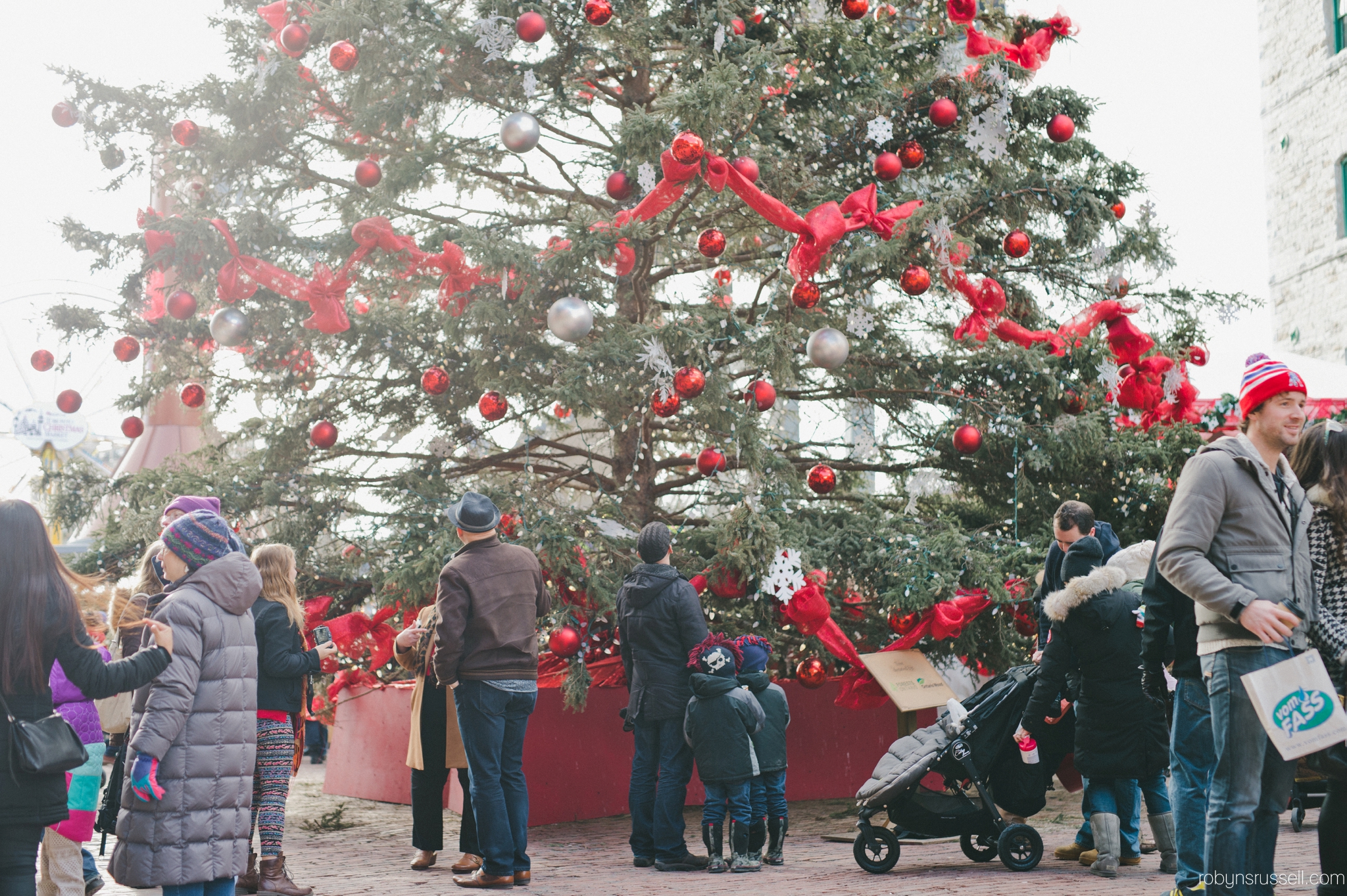 2-christmas-tree-distillery-district-toronto.jpg