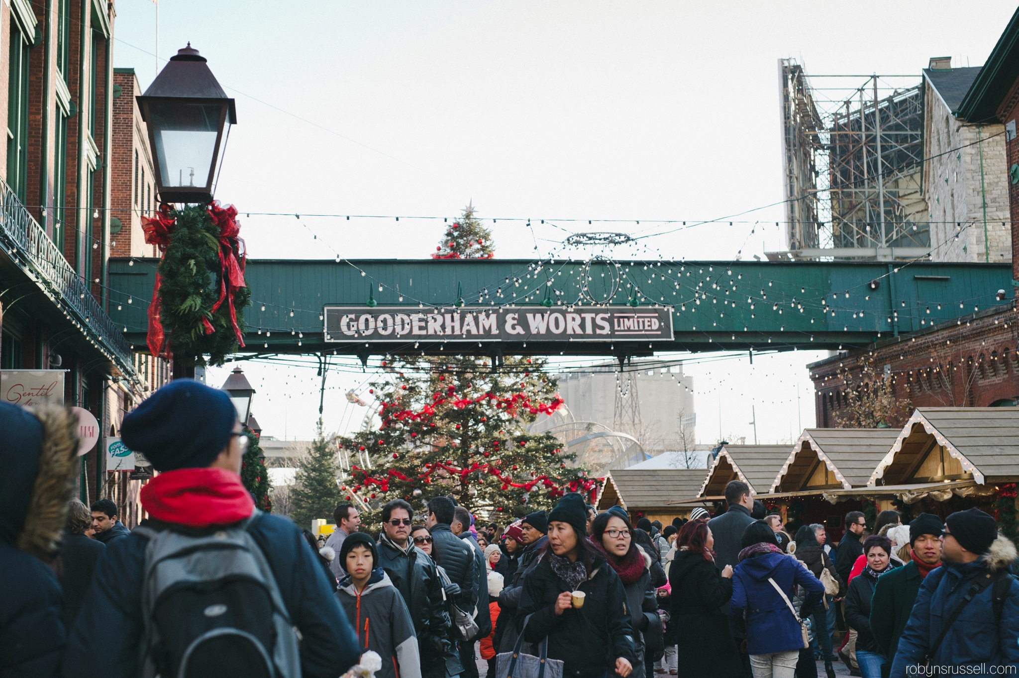 22-christmas-market-in-historic-distillery-district-toronto.jpg