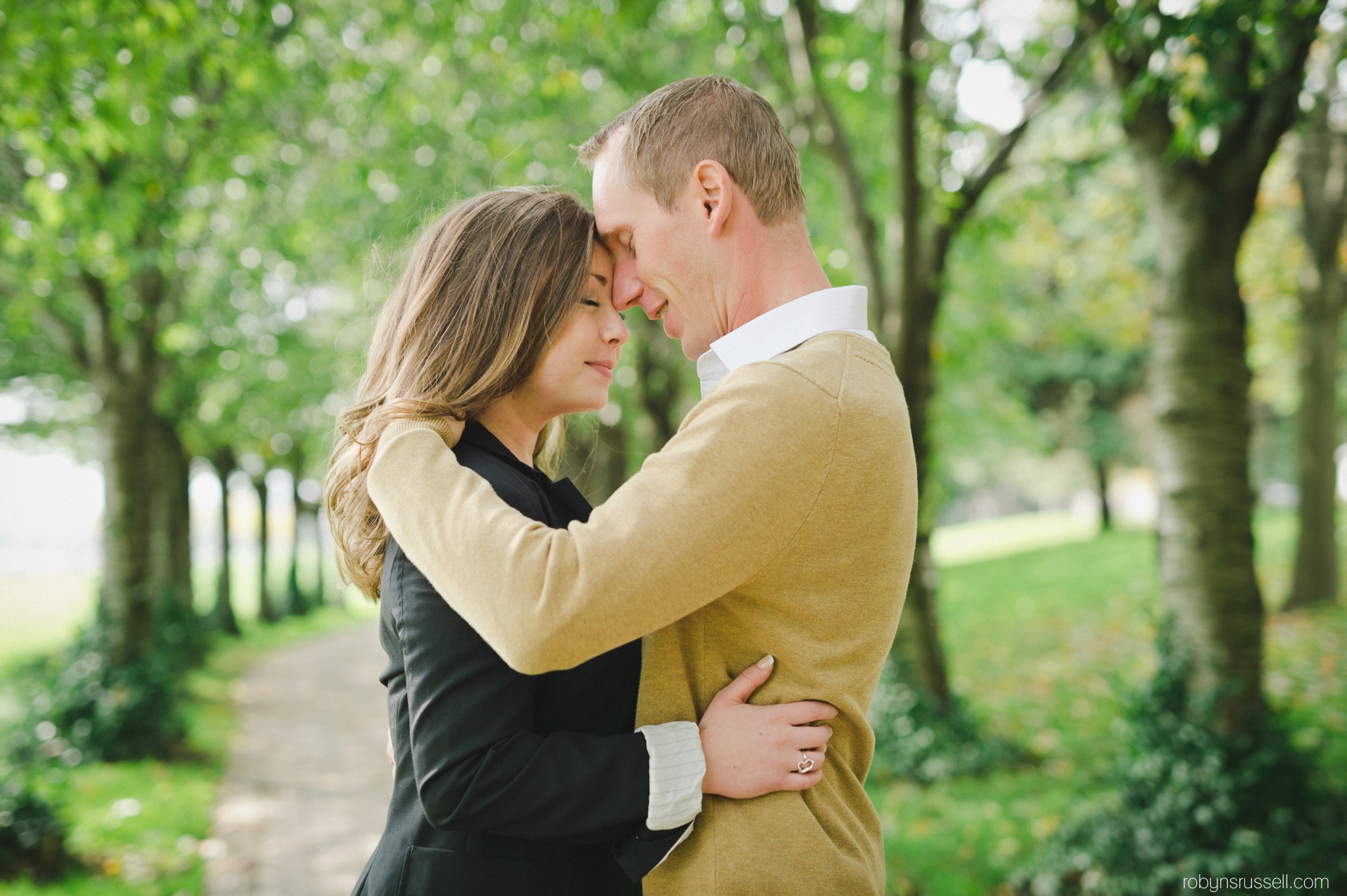 10-couple-sharing-a-private-embrace-in-a-park.jpg