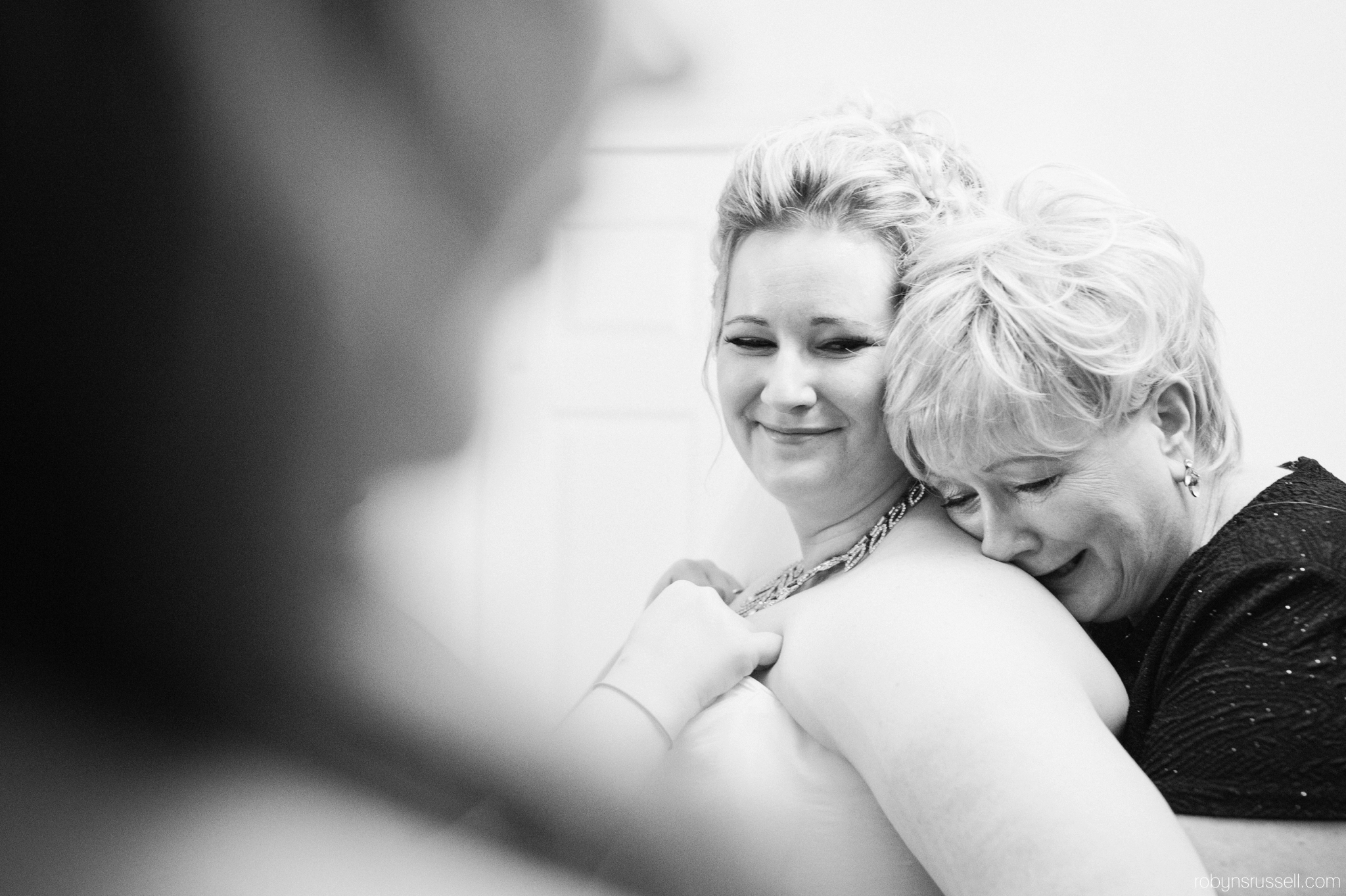 10-bride-and-mom-emotional-moment.jpg