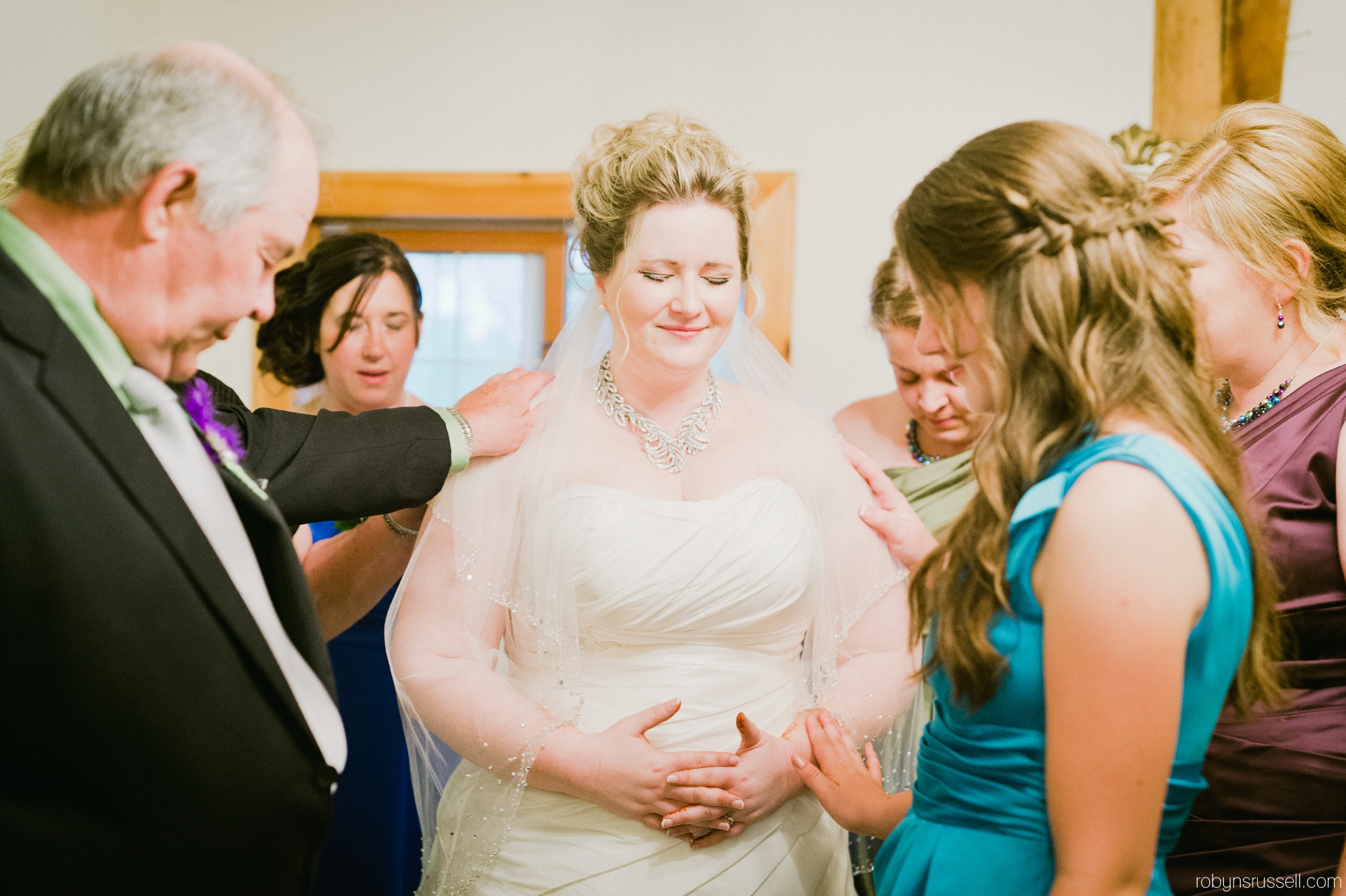 11-praying-before-the-wedding-ceremony.jpg