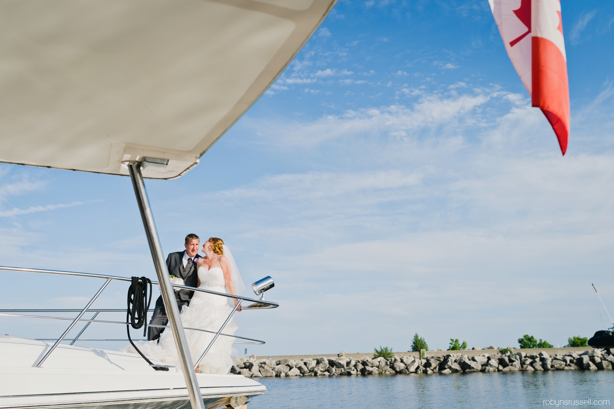 24-bride-and-groom-on-private-boat-bronte-marina-oakville.jpg