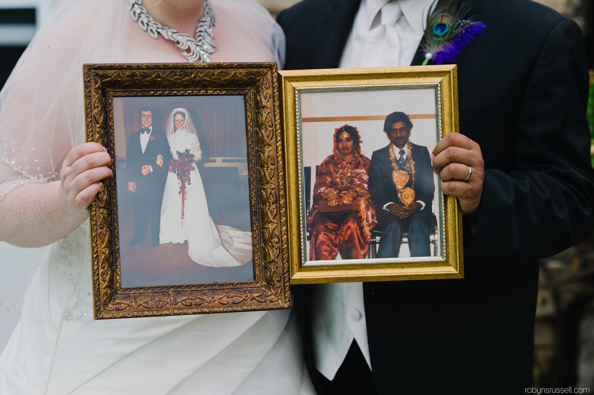 33-bride-and-groom-holding-old-photos-of-parents-on-wedding-day.jpg