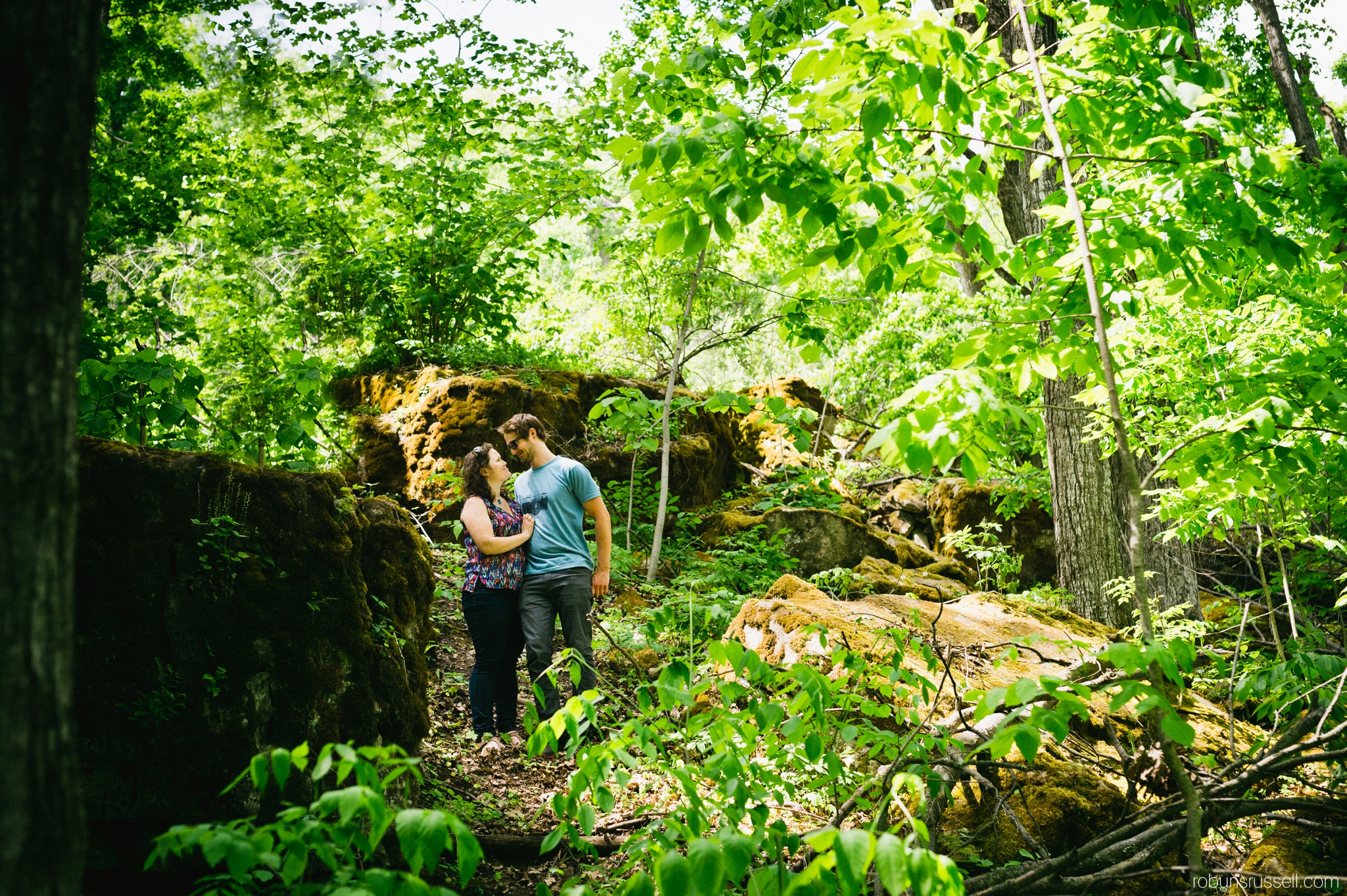 6-kissing-couple-engagement-session-mount-nemo.jpg