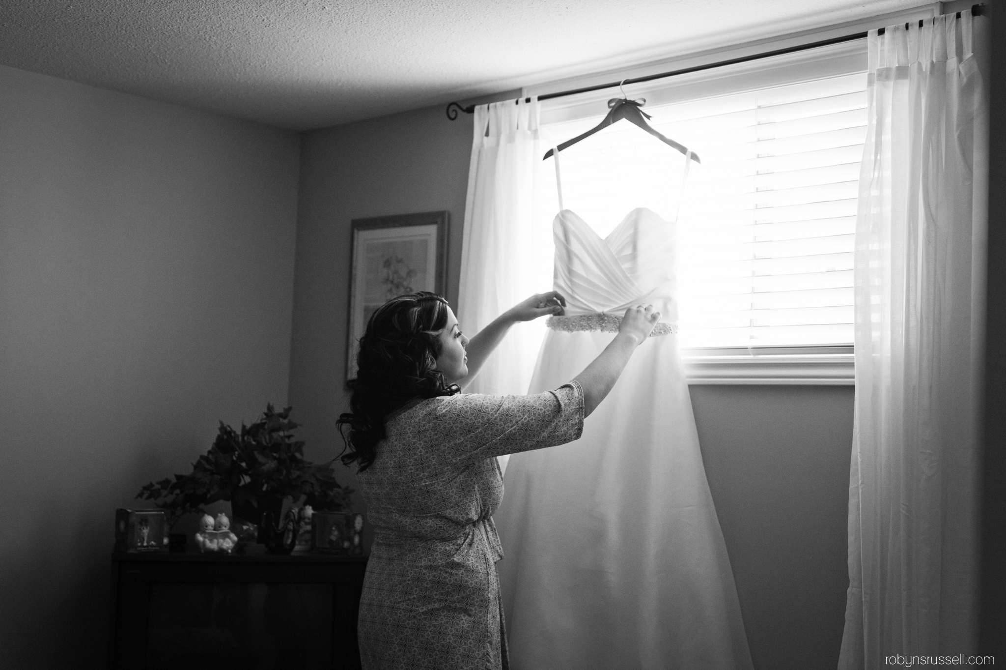 10-bride-grabbing-dress-in-grandmothers-room.jpg