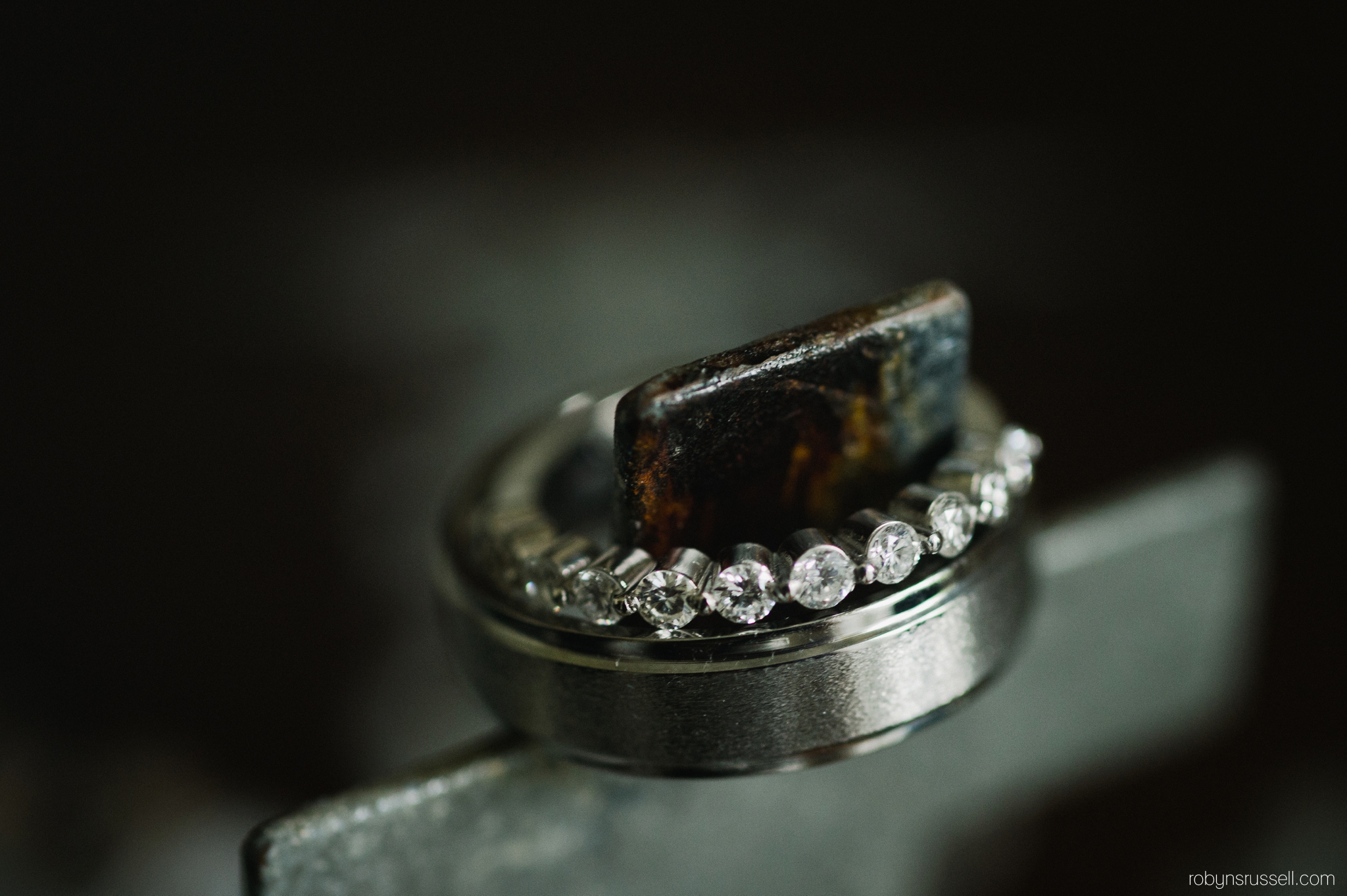 20-bride-and-groom-rings-macro.jpg