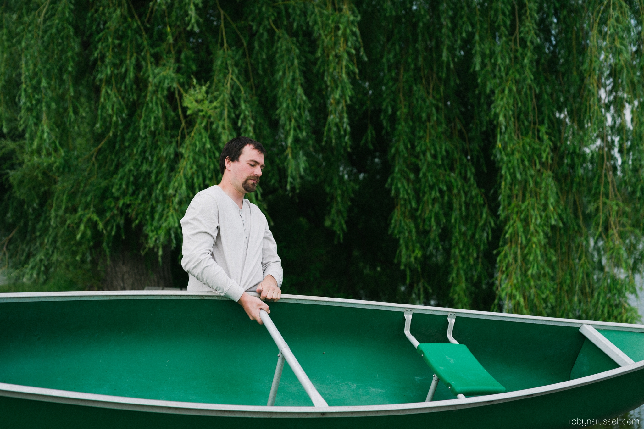 14-getting-the-canoe-ready-kelso-engagement-session.jpg