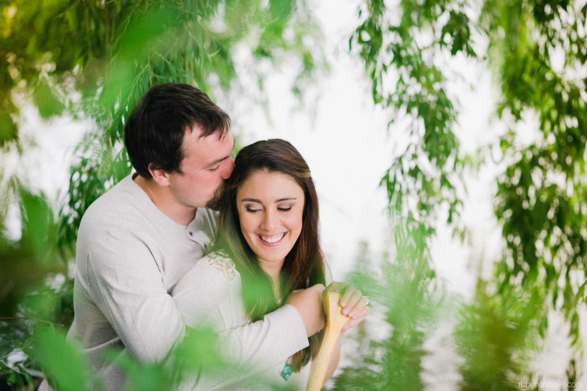 21-couple-in-love-engagement-session-kelso-lake.jpg